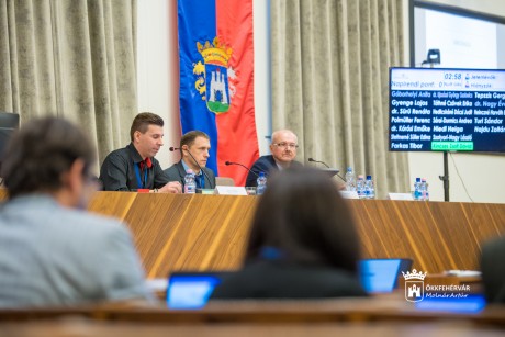 Képviselőtestületi ülést szimuláltak a Globomax Zrt. konferenciáján